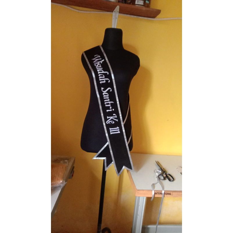 proses cepat,pagi check out sore kirim pembelian satuan.Selempang wisuda  ukuran SMP pinggiran pita 