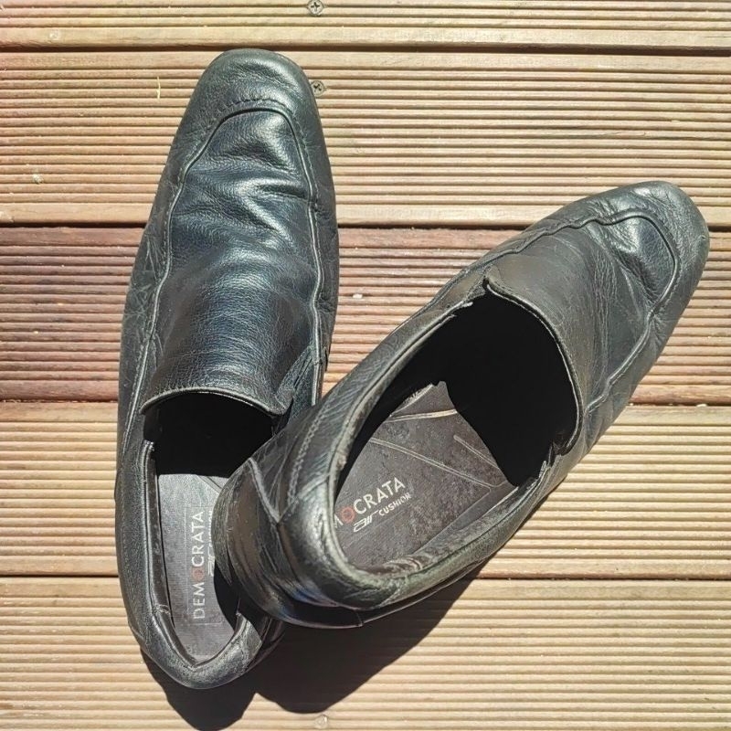 DEMOCRATA SEPATU PRIA