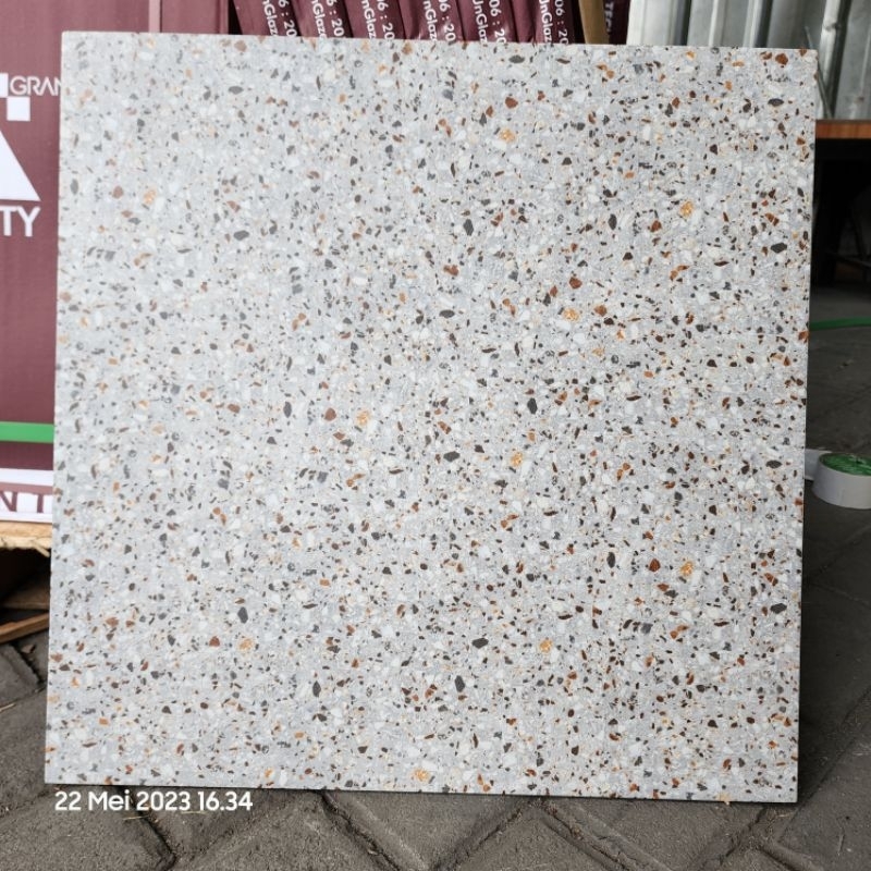 KERAMIK LANTAI MATT KASAR GARASI KAMAR MANDI KIA PATIOS GREY 50X50 KW1