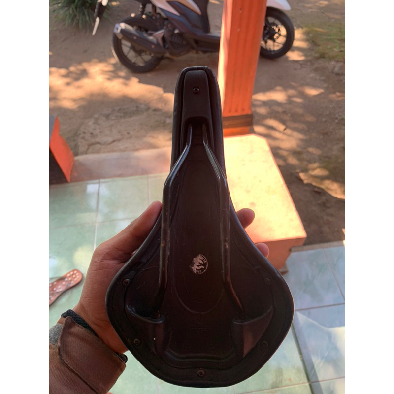 sadel sepeda thriil 98% mulus