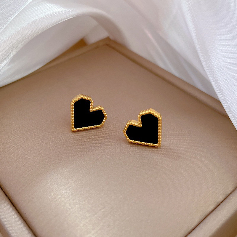 anting hati hitam putih titanium