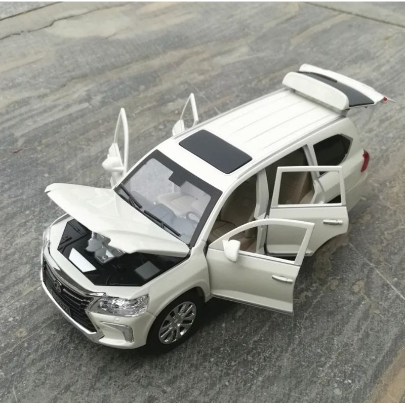 Diecast Mobil Lexus LX570 Miniatur Mobil Mobilan Pajangan Skala 1:24