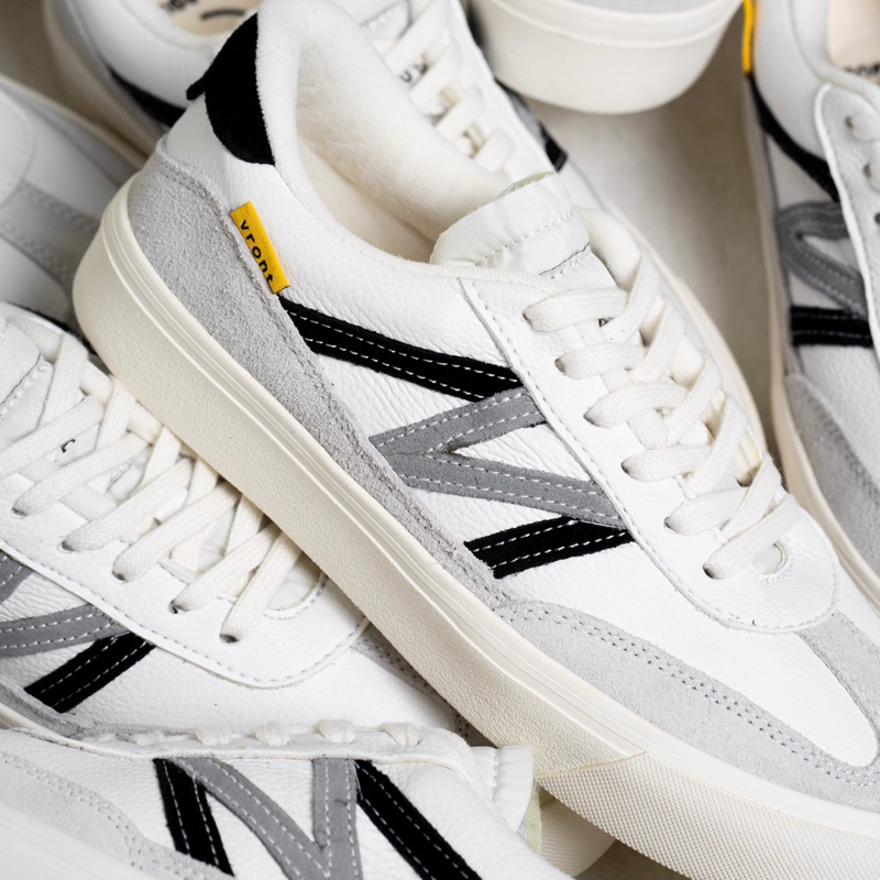 MARQUE.CO - ‘GUSTAV Series-Collaboration with Vront’ Sepatu Casual untuk Pria &amp; Wanita berwarna Putih, dengan Material Kulit, Vulcanised, dilengkapi dengan PU Technology Insole Super Empuk &amp; Nyaman