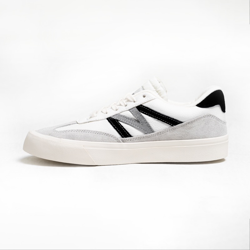 MARQUE.CO - ‘GUSTAV Series-Collaboration with Vront’ Sepatu Casual untuk Pria &amp; Wanita berwarna Putih, dengan Material Kulit, Vulcanised, dilengkapi dengan PU Technology Insole Super Empuk &amp; Nyaman