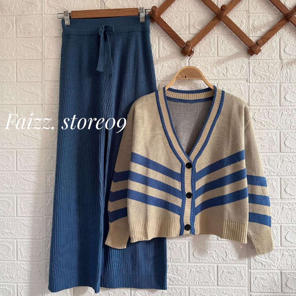 Oneset Karamoy Cardigan Crop Rajut V-Neck Kancing Motif Tiga Garis