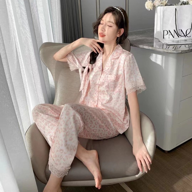 002 Ultra Luxury Sleepwear Kelas Atas Piyama Satin Lengan Pendek Celana Panjang Lengan Bunga Kancing Hidup Bahan Satin High Quality Piyama Import/ Baju Tidur Import / Baju Tidur Murah / Piyama Set / piyama wanita /Piyama Satin/Baju Tidur Set