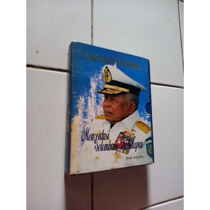 Laksamana Sudomo mengatasi gelombang kehidupan - Julius Pour