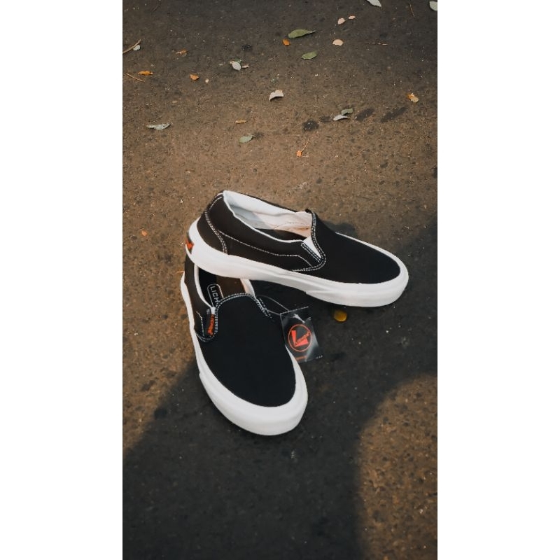 Sepatu Slip On Lichos - Sepatu Slip On Casual Lokal Original - Hitam, 37-44. Free Kaos Kaki