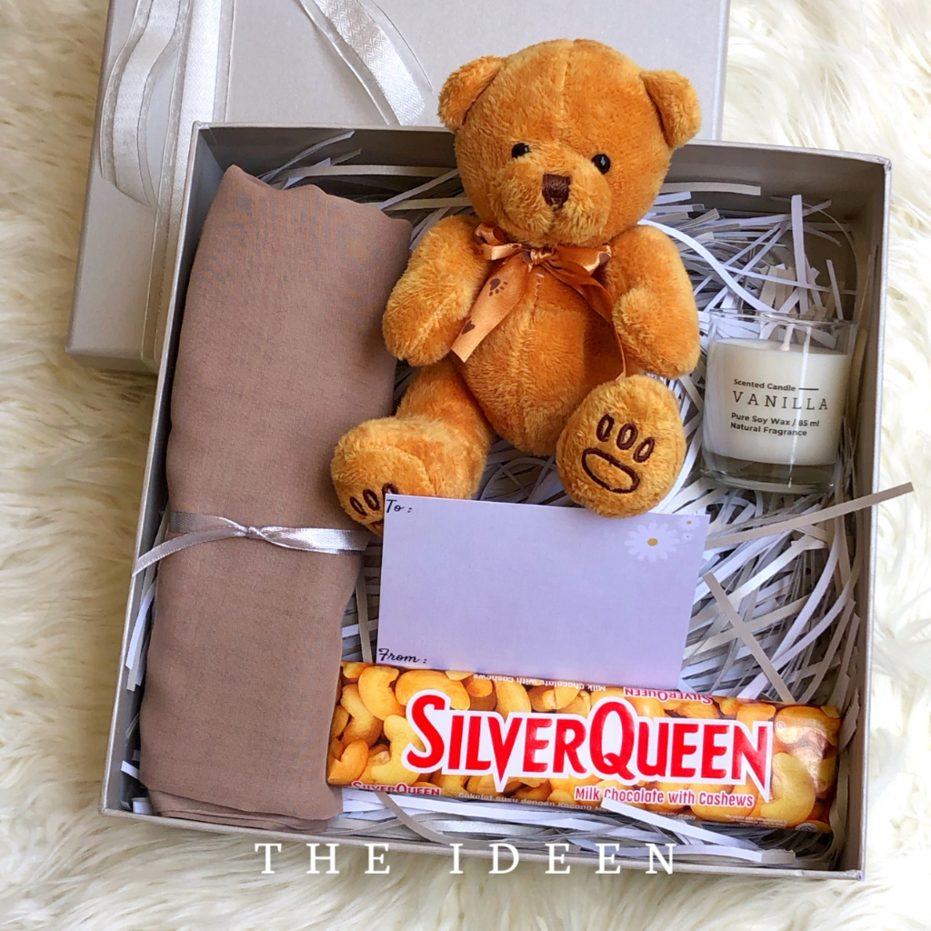 THE IDEEN - 010-04 HAMPERS HIJAB SEGIEMPAT TEDDY BEAR ABU-ABU FREE KARTU UCAPAN | GIFT SET HARD BOX PREMIUM | KADO HARI GURU WISUDA GRADUATION ANNIVERSARY PERNIKAHAN ULANG TAHUN CEWEK MUSLIM | BINGKISAN PARSEL SOUVENIR HADIAH WEDDING LEBARAN IDUL ADHA