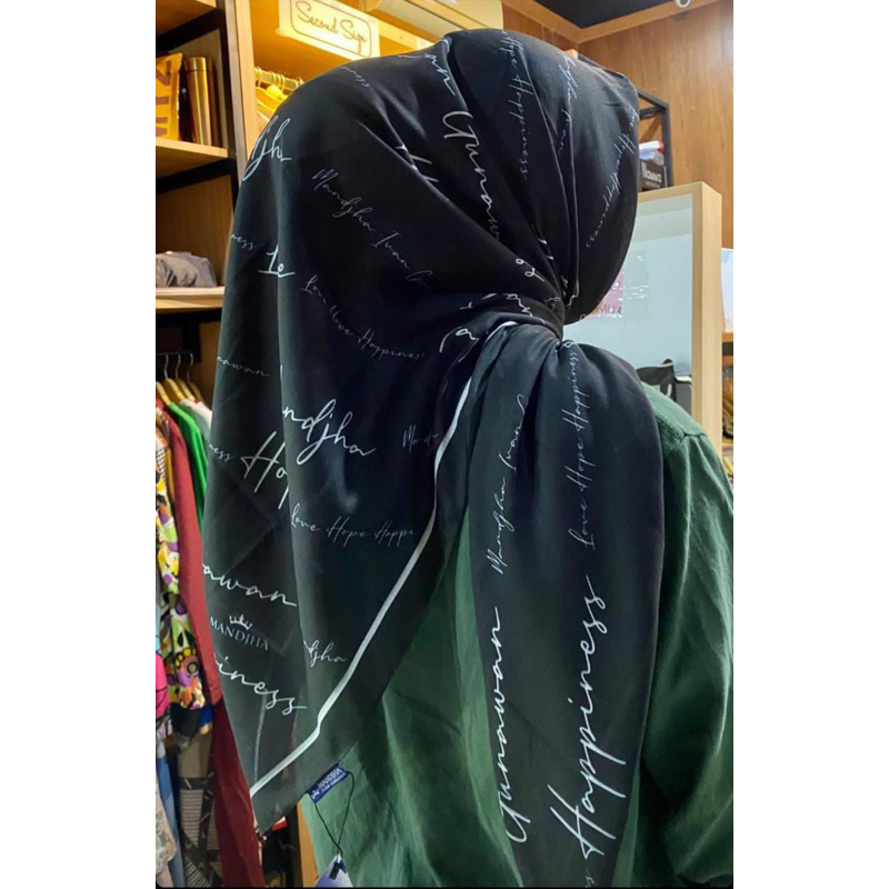 HIJAB SEGI EMPAT VOAL MOTIF MANDJA IVVAN GUNAWAN
