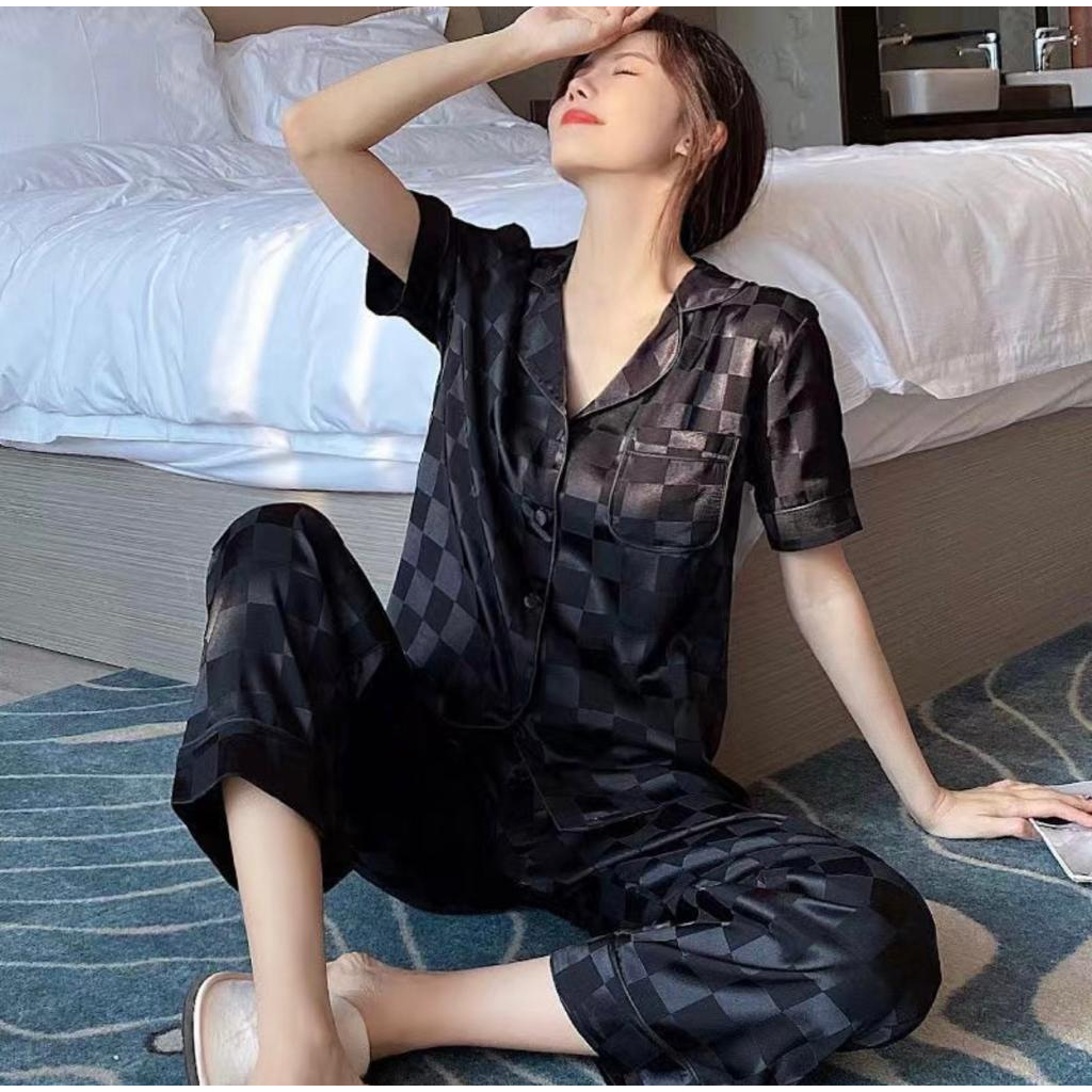 008 Luxury Sleepwear Kelas Atas Piyama Satin Lengan Pendek Celana Panjang Motif Tiny Square Kancing Hidup Bahan Satin High Quality Piyama Import/ Baju Tidur Import / Baju Tidur Murah / Piyama Set / piyama wanita /Piyama Satin/Baju Tidur Set