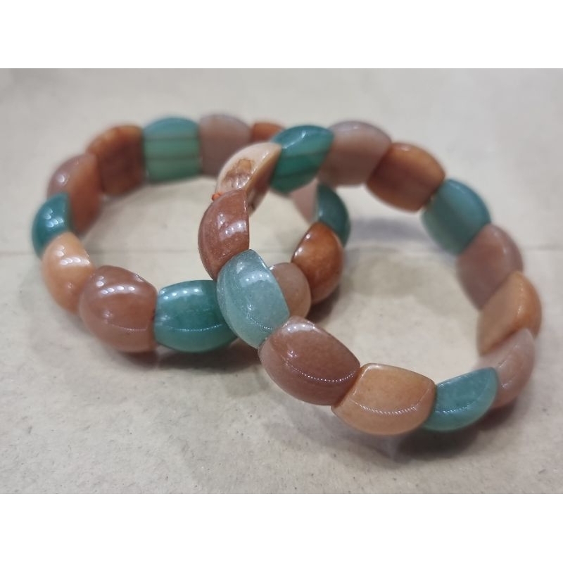 Gelang batu warna-warni