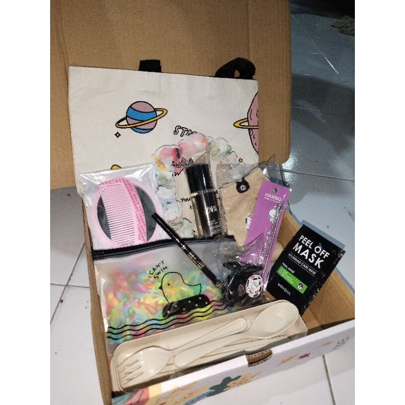 

Paket Hampers Kado Cewe Murah