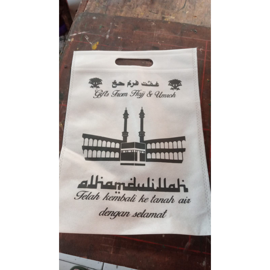 

GOODIE BAG / TAS KAIN / SPUNBOND OLEH OLEH HAJI UMROH UKURAN 30 x 40 oval