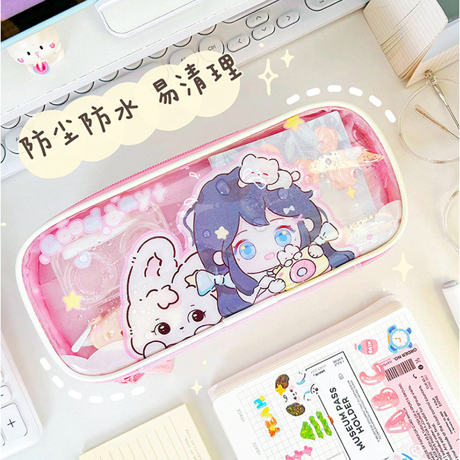 

Tempat Pensil Aesthetic Transparan Serbaguna 3 Slot Motif Cartoon Motif Pomelo Girl Anti Air