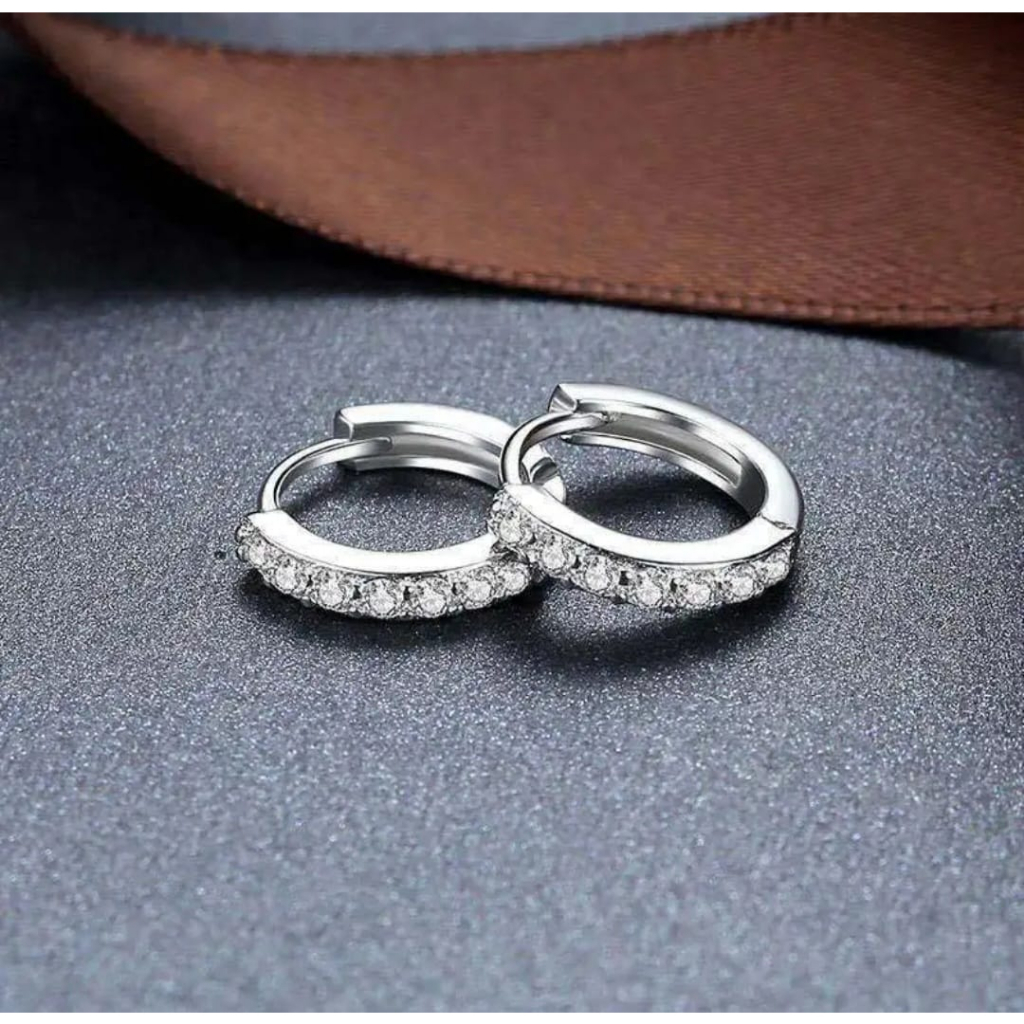 Anting silver mata satu baris,model kekinian awet dan nyaman dikulit.diameter 1cm