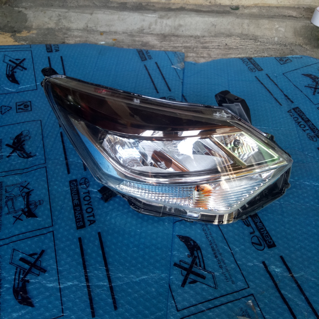Headlamp lampu depan Mobil Calya Sigra Black Chrome 2021 2022 Kanan