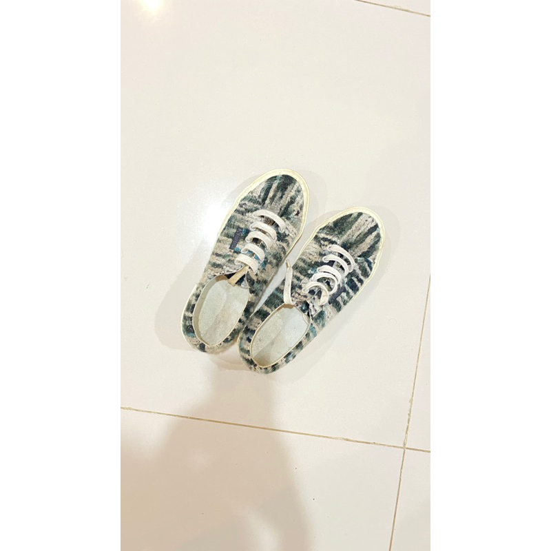 Sepatu superga