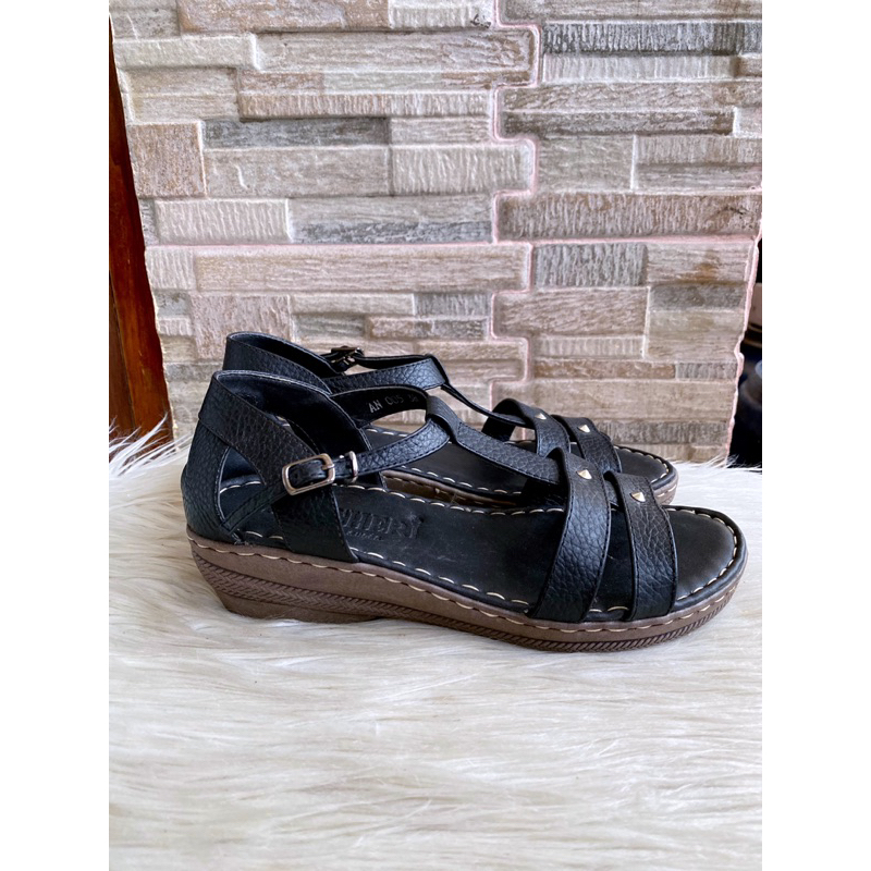 PSPGN.CO | ORIGINAL BRAND BUCCHERI STRAPS 2 IN BLACK SANDAL KULIT WANITA HEELS GLADIATOR GESPER KASU