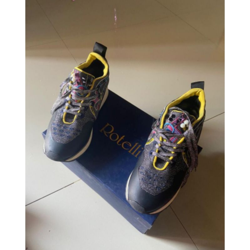Sepatu Rotelli