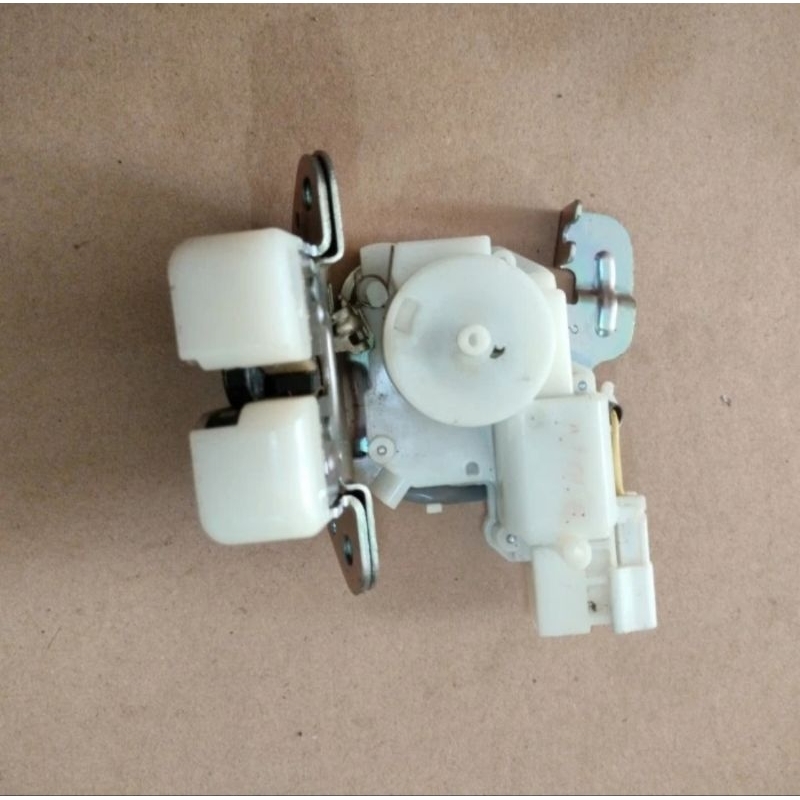 Door lock pintu bagasi Toyota Agya Ayla original