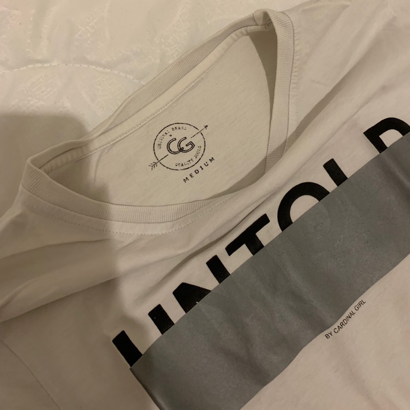 T-shirt Untold Cardinal Girl