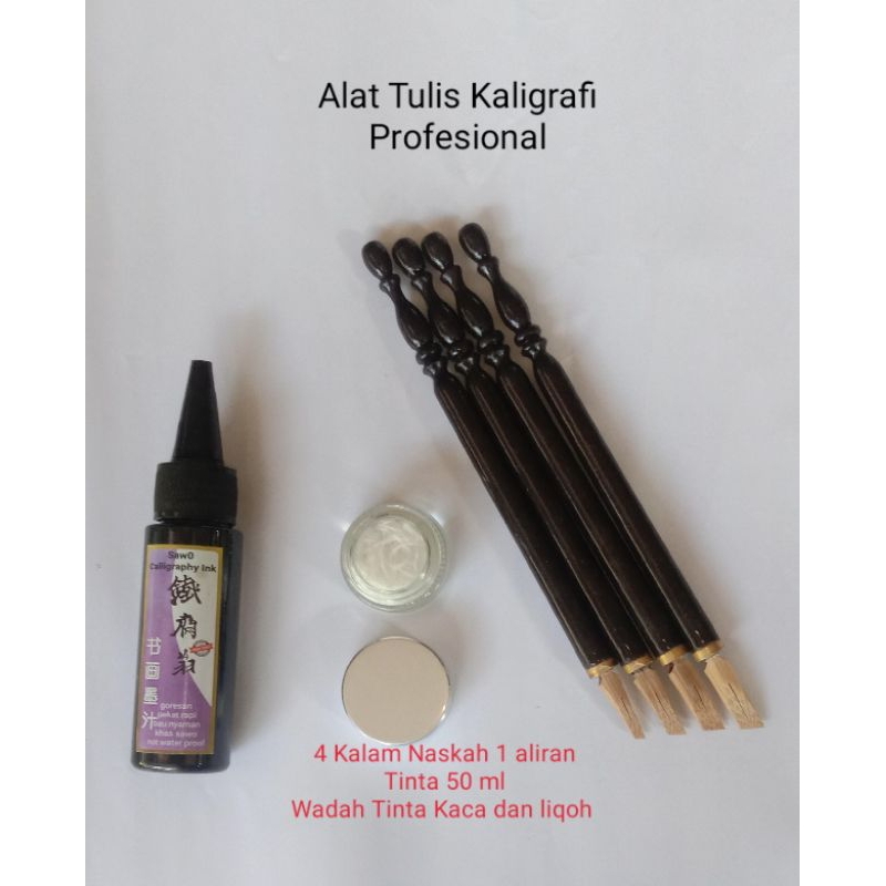 

Alat Tulis Kaligrafi Profesional Set Lengkap (Kalam Naskah,Tinta Hitam,Wadah Tinta Kaca)