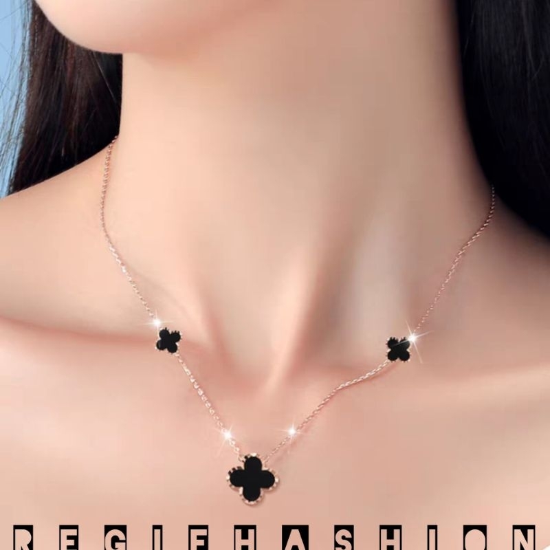 KALUNG TITANIUM WANITA LIONTIN BUNGA CLOVER HITAM KALUNG WANITA KOREA KEKINIAN ANTI KARAT TIDAK LUNTUR