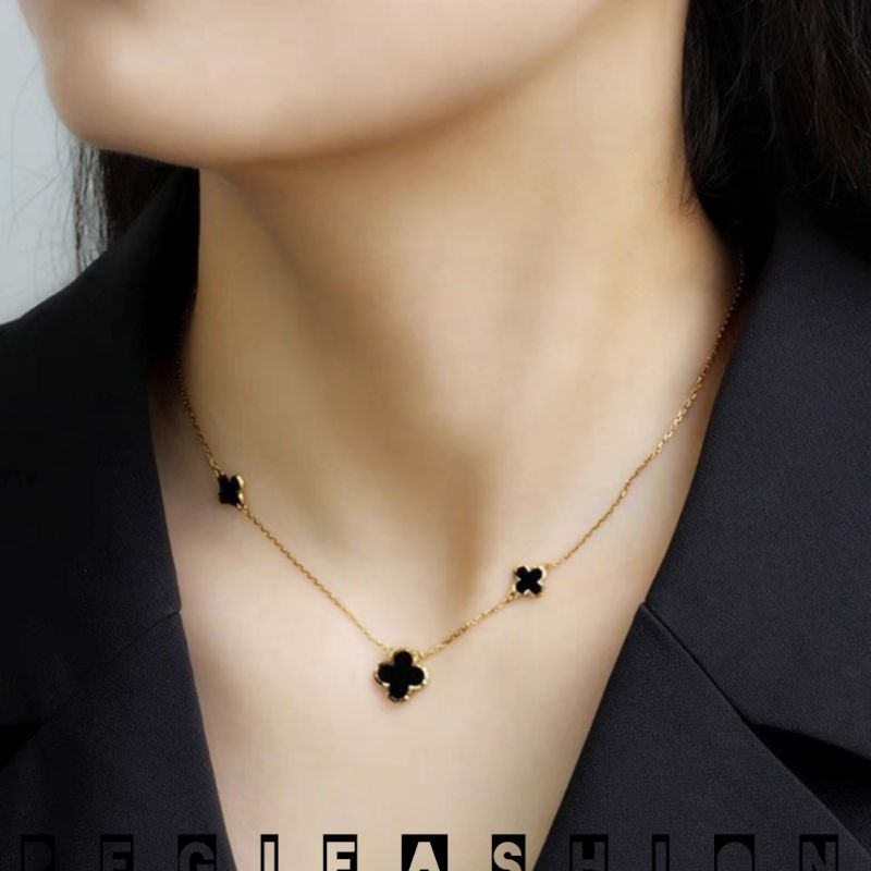 KALUNG TITANIUM WANITA LIONTIN BUNGA CLOVER HITAM KALUNG WANITA KOREA KEKINIAN ANTI KARAT TIDAK LUNTUR