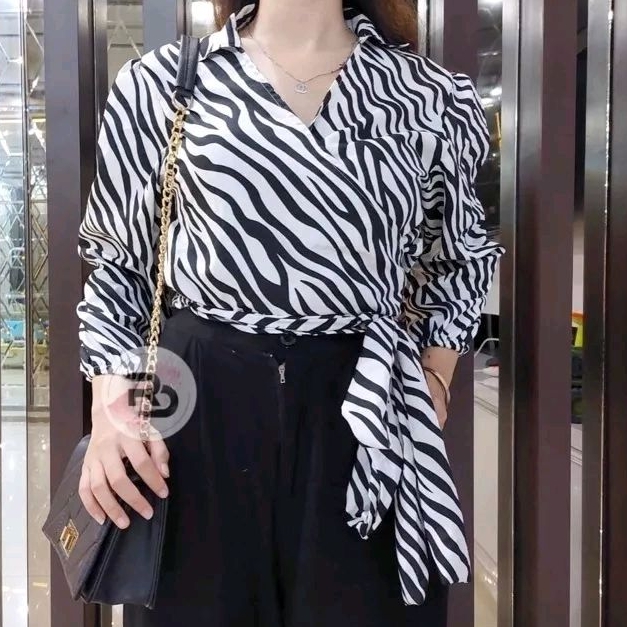 ATASAN CROP TOP ZEBRA SEBRA HITAM PUTIH TANGAN PANJANG BERKERAH TALI IKAT PINGGANG LILIT PERUT TERLIHAT RAMPING LANGSING KURUS WANITA DEWASA SEMI FORMAL CANTIK GADIS BELIA REMAJA MUDA