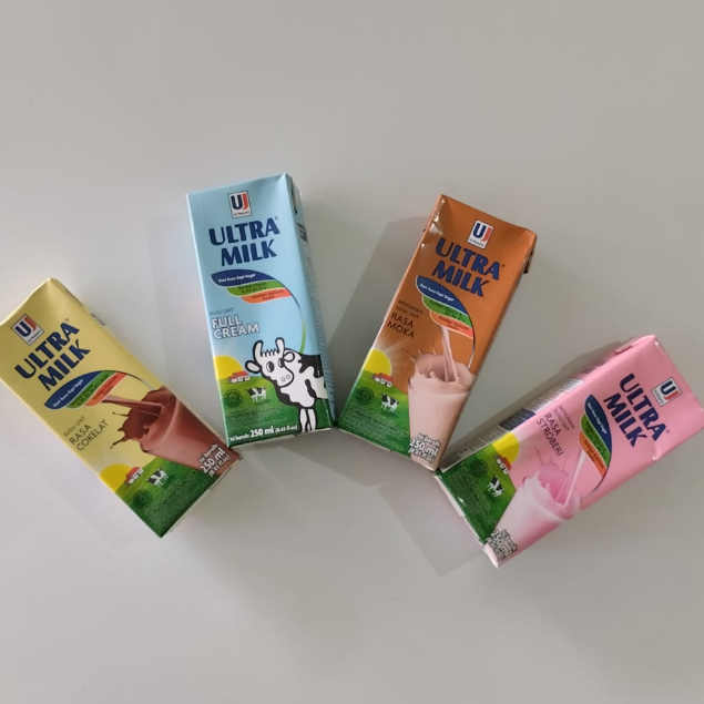 

Susu Ultra Milk UHT Kemasan 250ml Rasa Stroberi Cokelat Full Cream