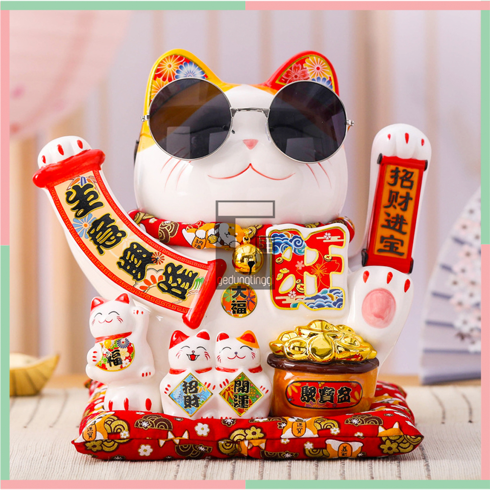 Pajangan Patung Boneka Hiasan Kucing Hoki Fengshui Rejeki Maneki Neko Maneko Neki Keberuntungan Lucky Cat Cina China Keramik Porselien Ceramic Baterai Batrai Batre Batrei Baterry Batery Listrik Ukuran Size Kecil Mini Sedang Medium Besar Big XL 2XL 3XL