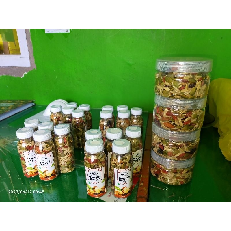 

Premium Organic, Healthy Trail mix Nuts and Fruit