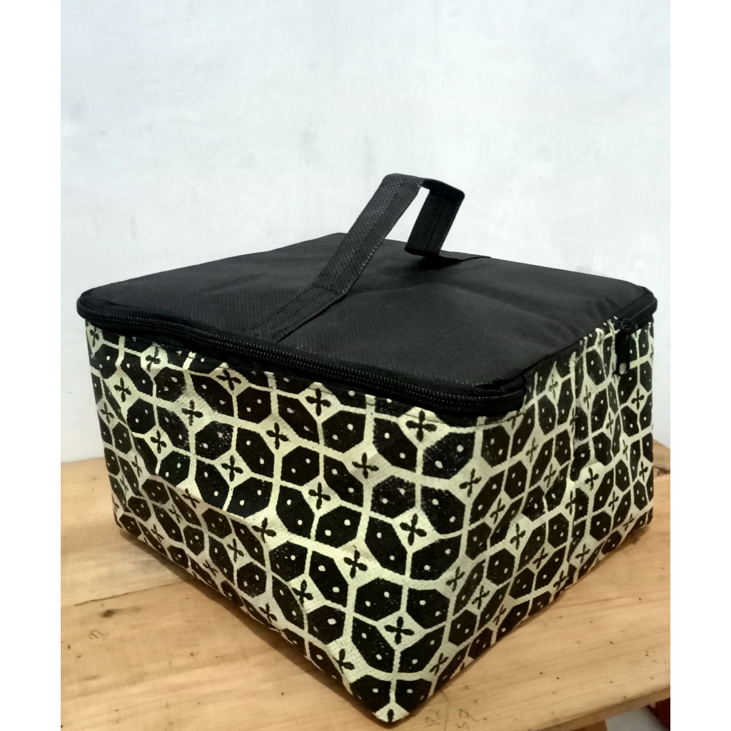 

Tas Hajatan Kubus Motif Batik Premium Tebal UK. 22x22 Harga 1 Lusin (12 pcs)
