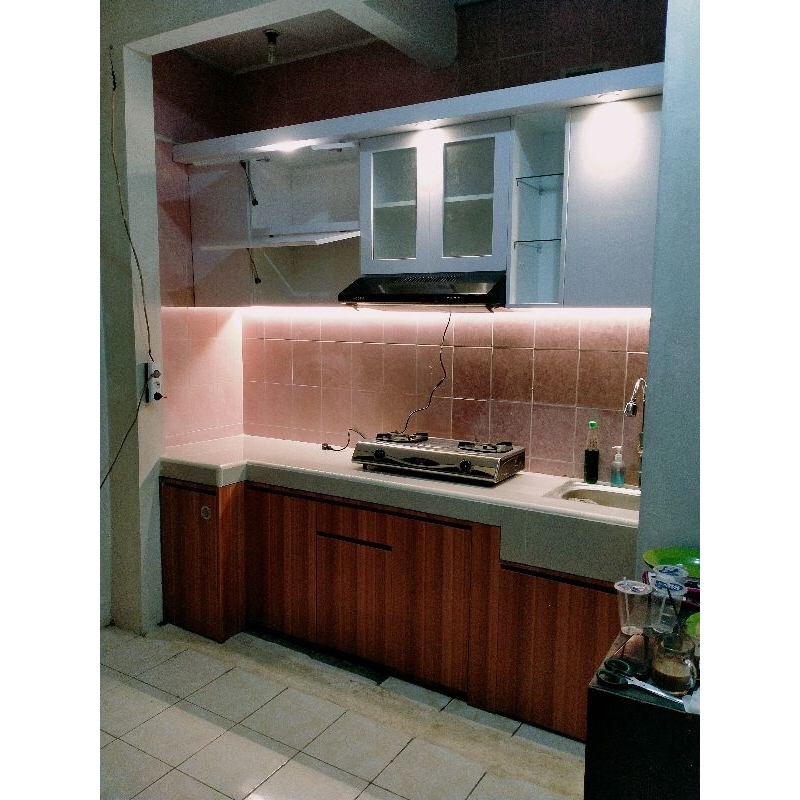 Kitchen set kombinasi warna putih glossy dan brown serat kayu+lampu LED