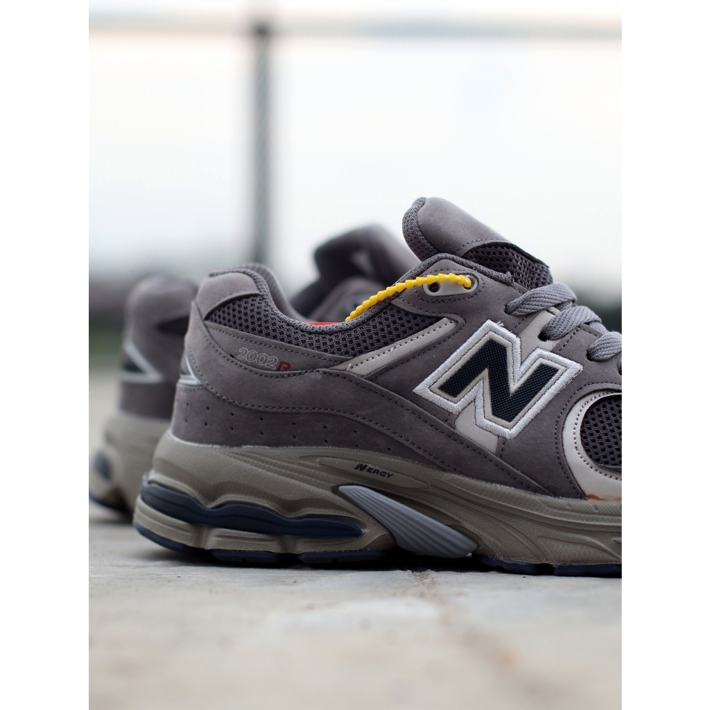 SEPATU OLAHRAGA PRIA NB2002R GREY