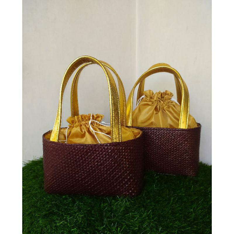 tas tempat canang/bunga/kwangen ukuran P 23cm L12cm warna Maroon dan putih