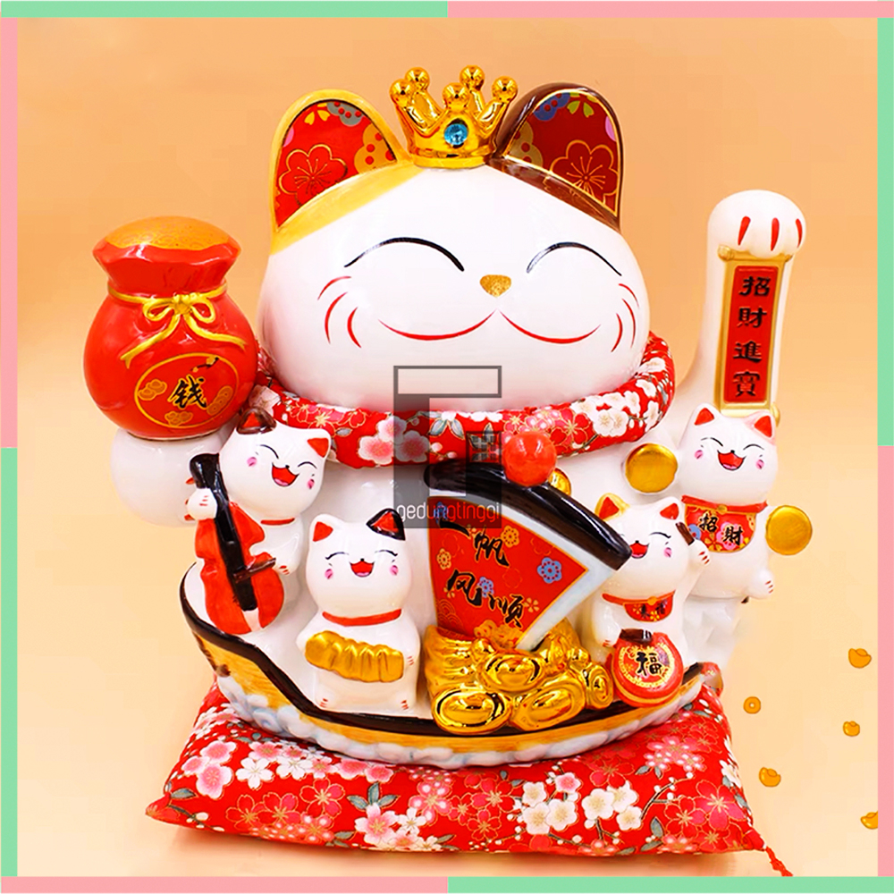 Pajangan Patung Boneka Dekorasi Kalung Kucing Panggil Hoki Maneki Neko Maneko Neki Keberuntungan Rejeki Rezeki Lucky Cat Keramik Cina China Jepang Baterai Batrai Batrei Listrik Cahaya Solar Tangan Goyang Emas Gold Toko Kantor Ukuran Size Jumbo Besar Kecil