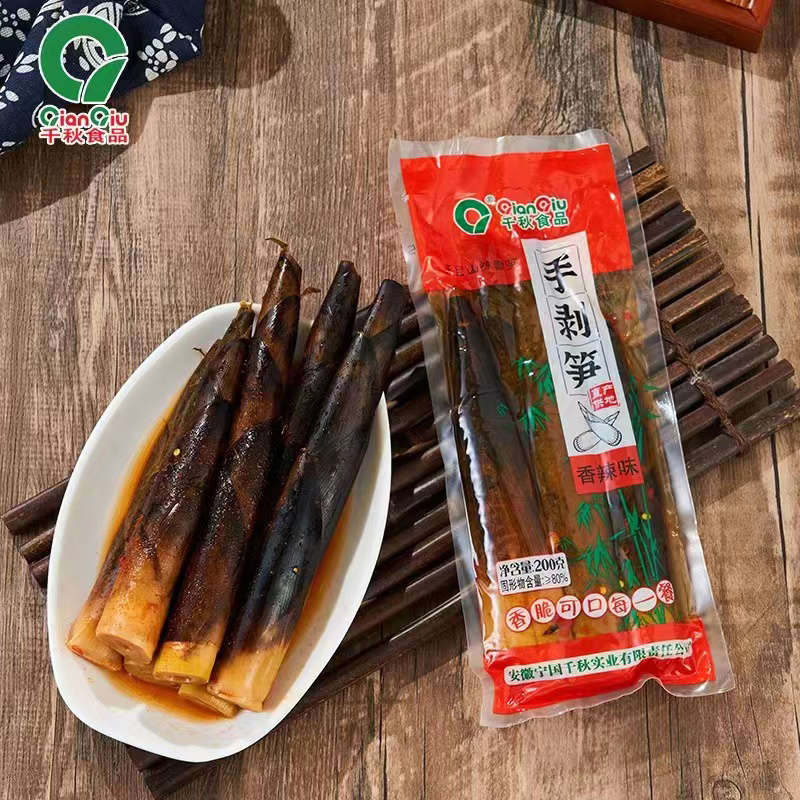 

Rebung yang dikupas dengan tangan, siap untuk dimakan, rebung acar lada, rebung pedas, rebung merah bersih, makanan ringan kasual