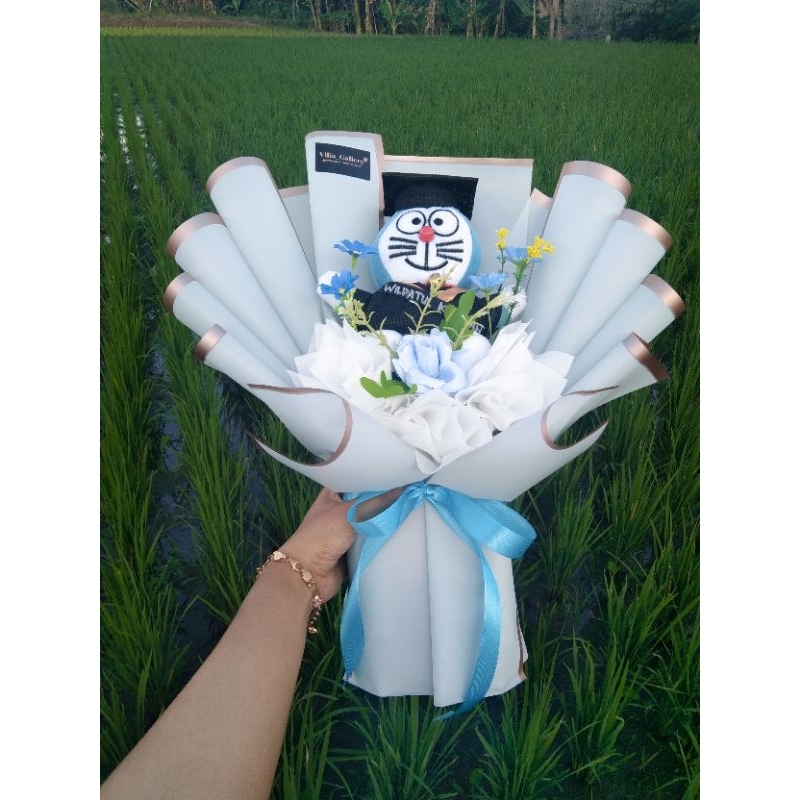 BUKET BONEKA WISUDA | BUKET DORAEMON | BUKET WISUDA | KADO WISUDA | BUKET TOGA