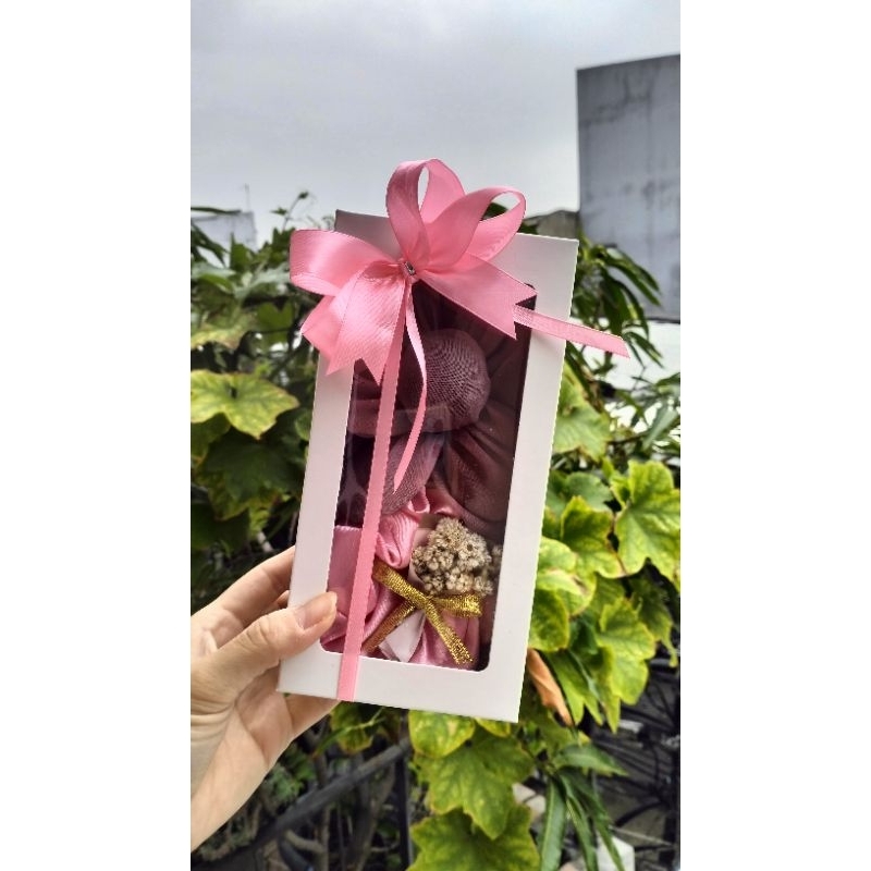 Hampers Hijab/Jilbab Segi Empat + Scunchie + Buket Edelweis Mini /Hampers Lebaran /Kado Ulang Tahun Cewek Gift Box