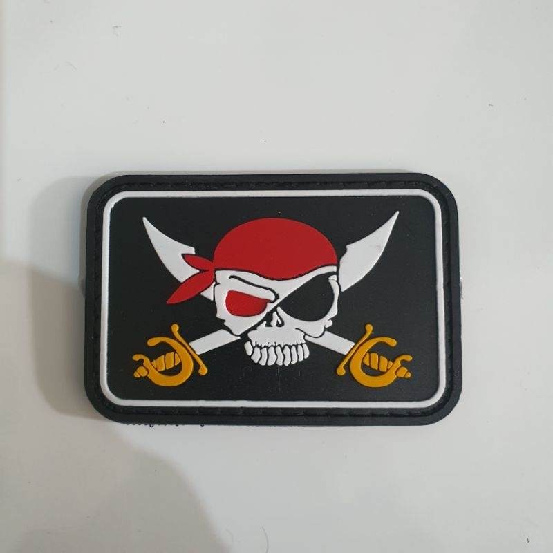 patch rubber logo tengkorak bajak laut putih / tempelan emblem karet velcro