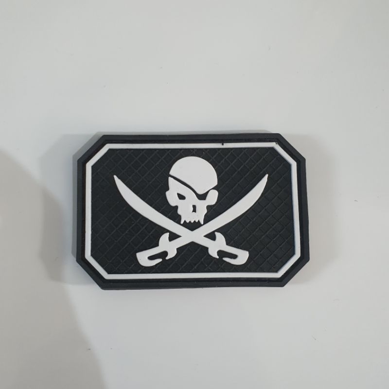 patch rubber logo tengkorak bajak laut putih / tempelan emblem karet velcro