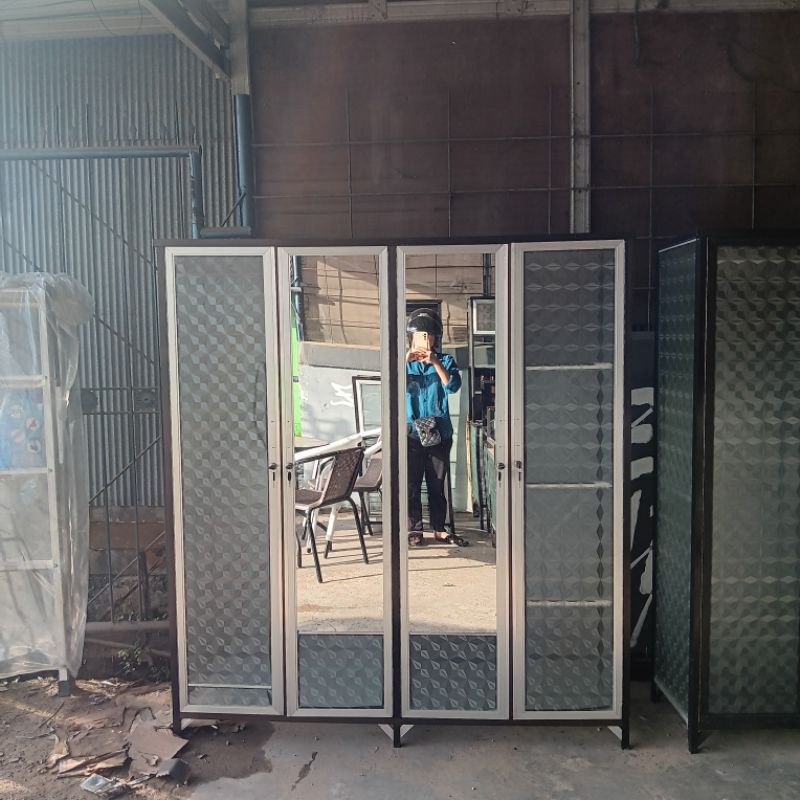 lemari alumunium 4 pintu