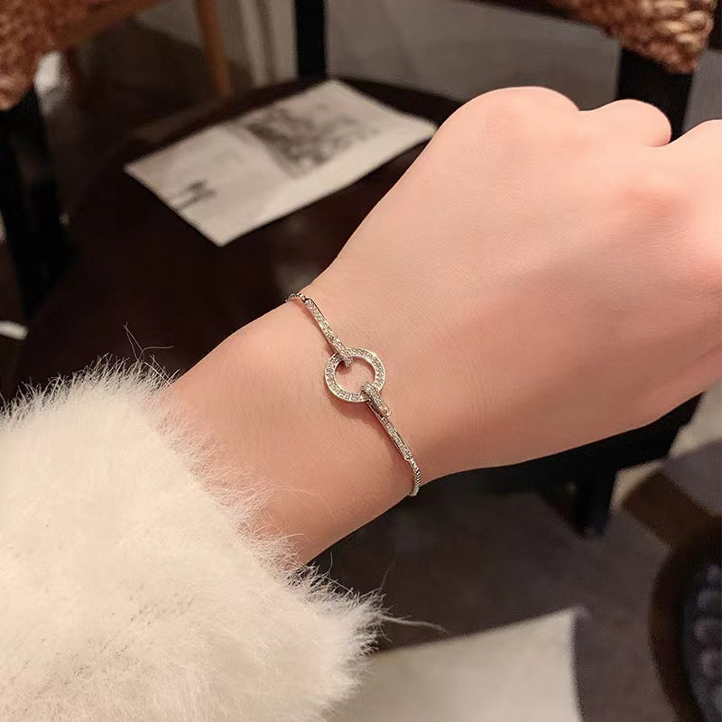 Perhiasan Tangan Untuk Wanita Gelang Serut Bahan Besi Anti Karat Aksen Liontin Korean Fashion Import