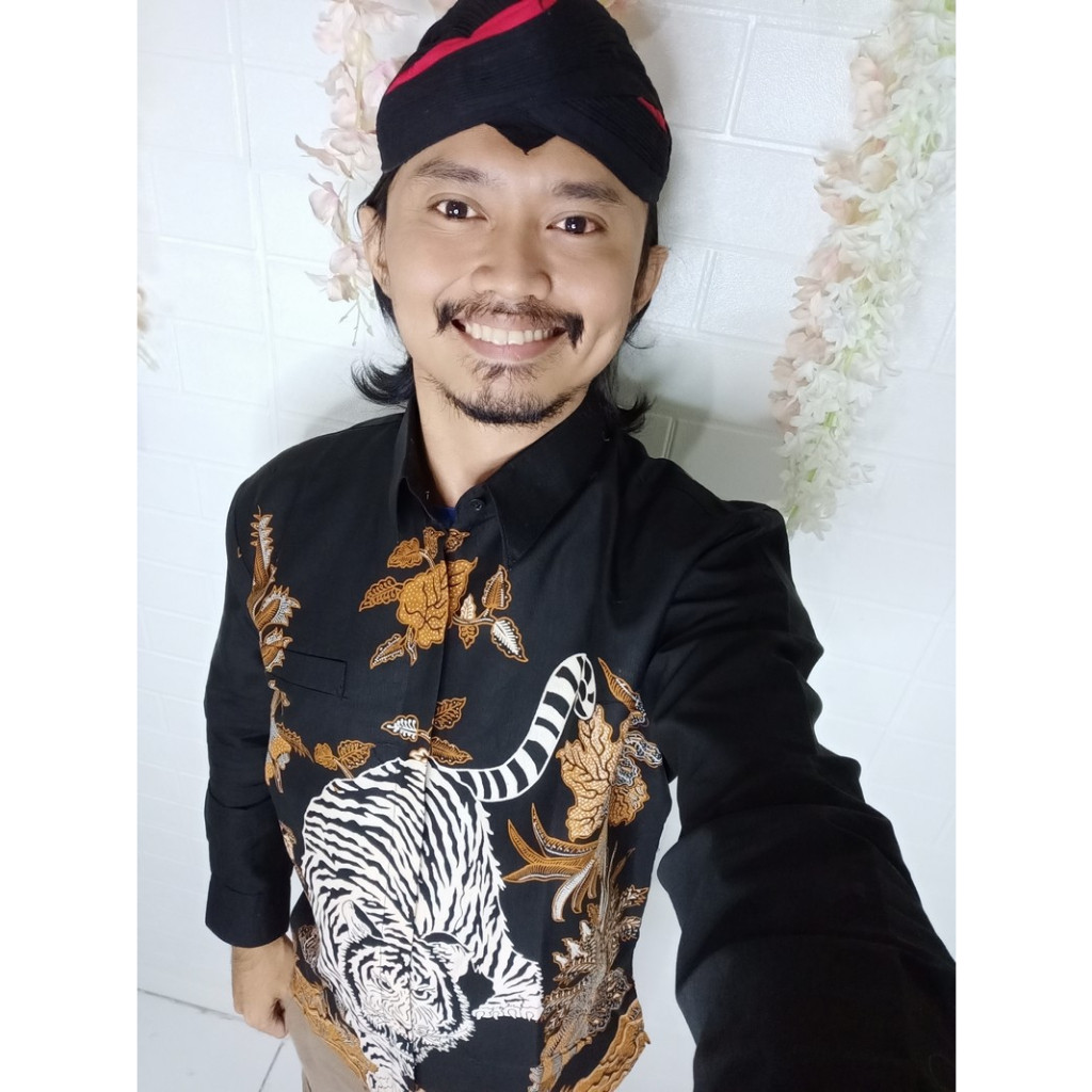 MACAN PUTIH BATIKSOLOAMANAH KEMEJA BAJU BATIK PRIA SOLO LENGAN PANJANG PENDEK LAPIS FURING ATASAN BATIK PREMIUM MODERN KATUN HALUS KINASIH TUNIK MERAK BIRU BUNGA MERAH BOKOR LAWASAN ANDIN NAKULA NAVY JAYAGUNA PEMELANG LAKSONO MODANG UNGU UKAIL GURDO IJO