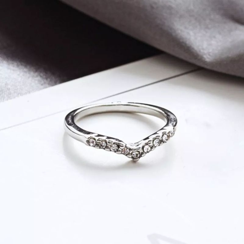 CINCIN FUJI TITANIUM AKSEN BERLIAN / Cincin Bentuk V 2 Warna Gaya Simple Untuk Wanita