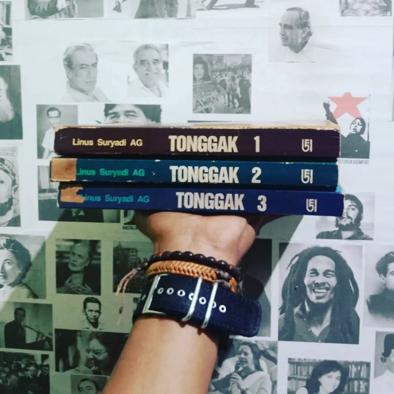 TONGGAK: Antologi Puisi Indonesia Modern by Linus Suryadi