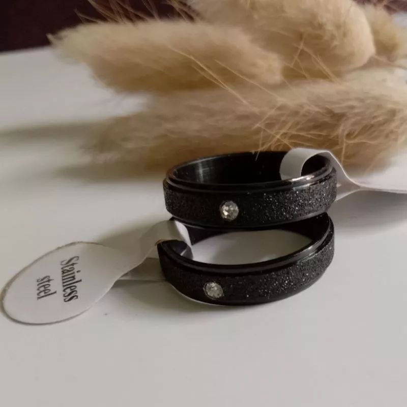 CINCIN TITANIUM PRIA WANITA HITAM PERMATA TERBARU