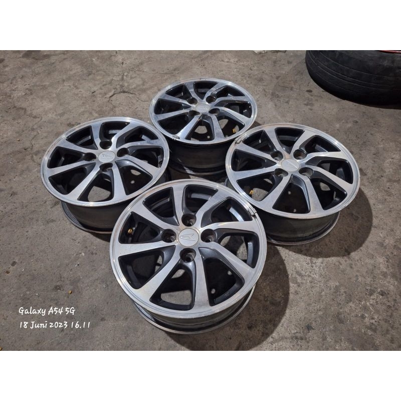 velg Mobil Bekas std Sigra R14 Lubang Baut 4